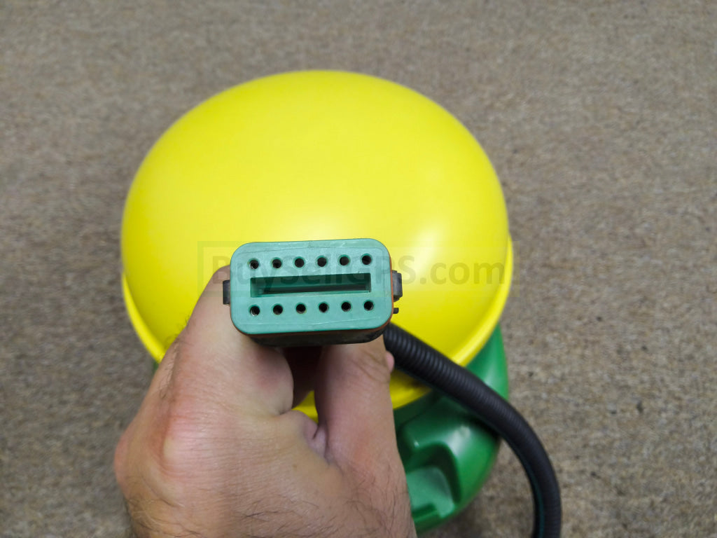 John Deere StarFire™ 3000 GPS Receiver 2013 | SF1 | Deluxe Shroud | Fair to Good Condition missing part of one decal