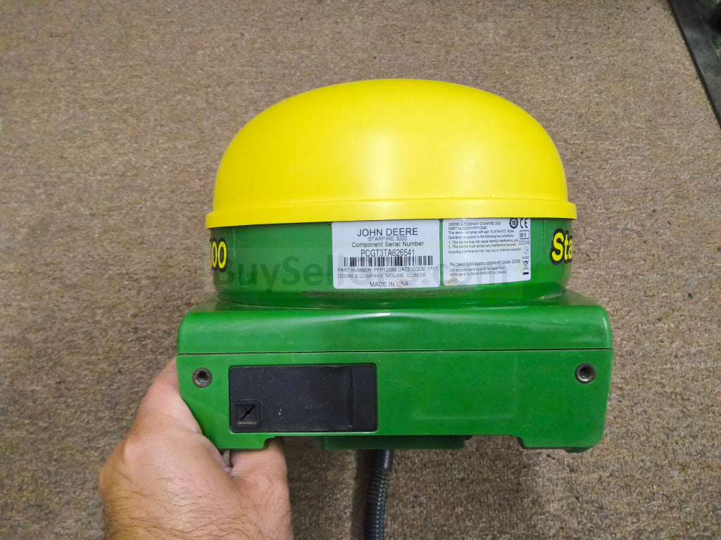 John Deere StarFire™ 3000 GPS Receiver 2013 | SF1 | Deluxe Shroud | Fair to Good Condition missing part of one decal