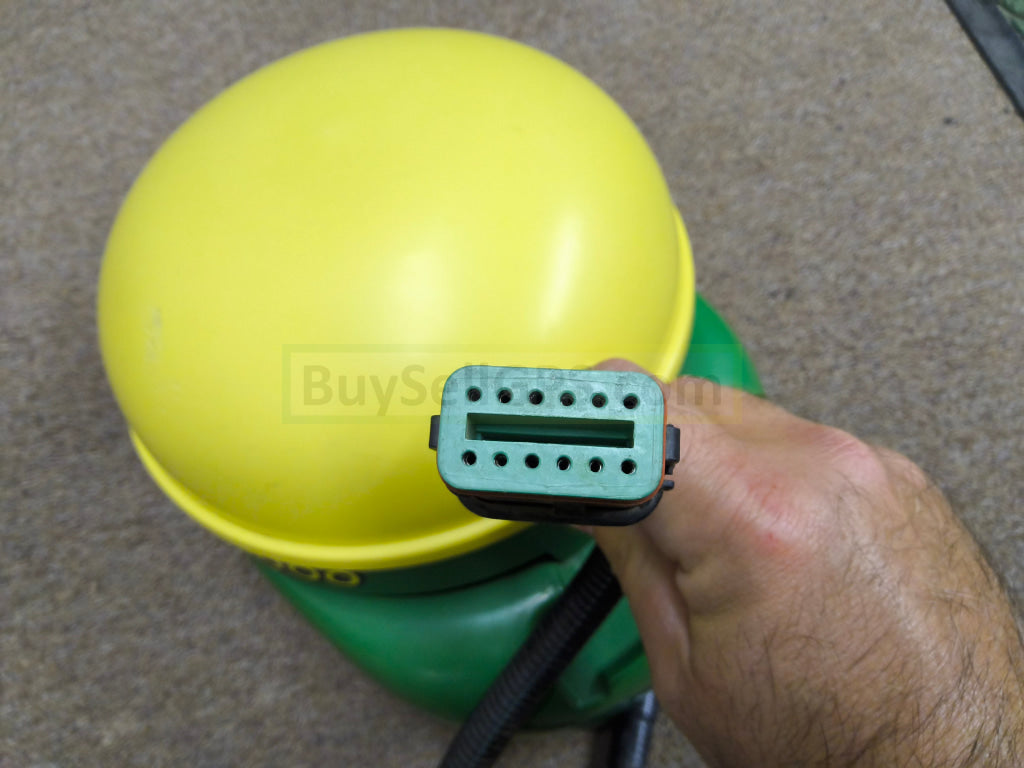 John Deere StarFire™ 3000 GPS Receiver 2013 | SF1 | Deluxe Shroud | Fair to Good Condition missing part of one decal