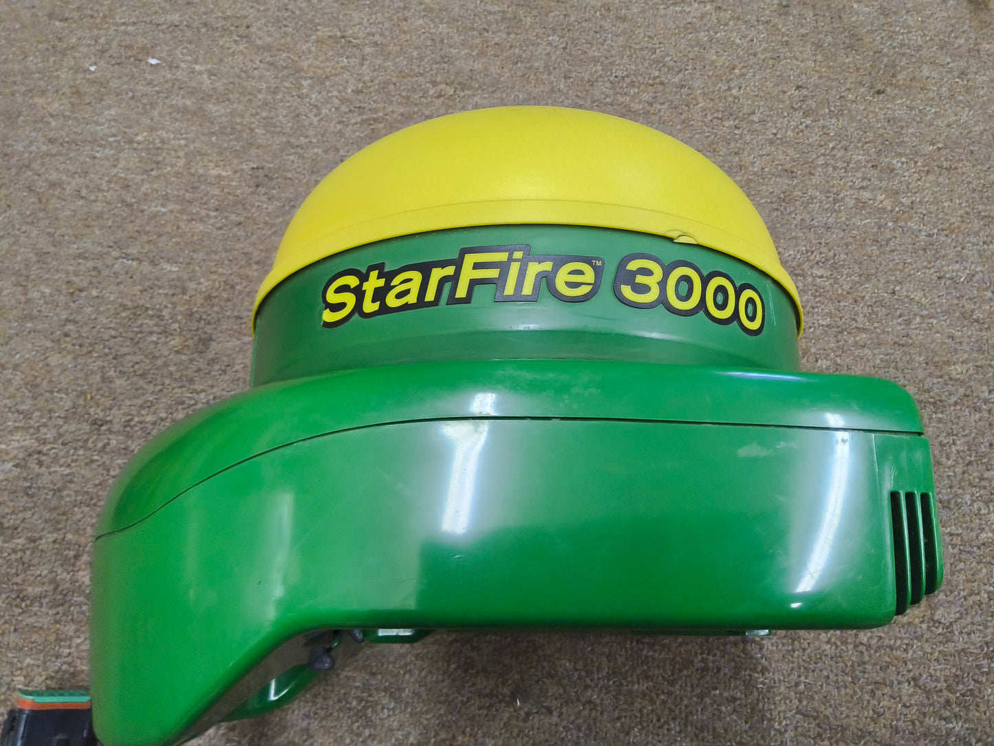 John Deere StarFire™ 3000 GPS Receiver