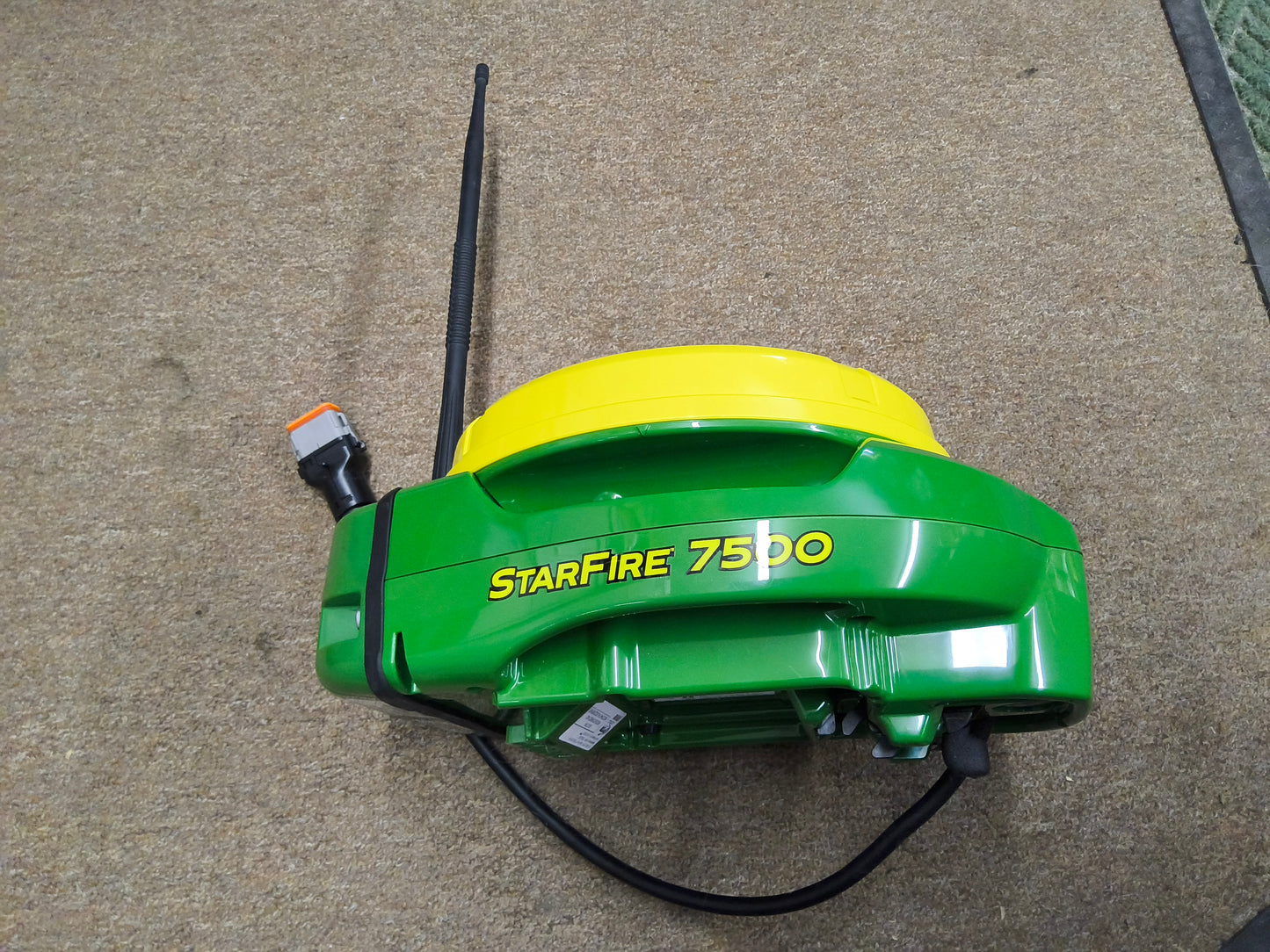 John Deere StarFire™ 7500 Universal GPS Receiver