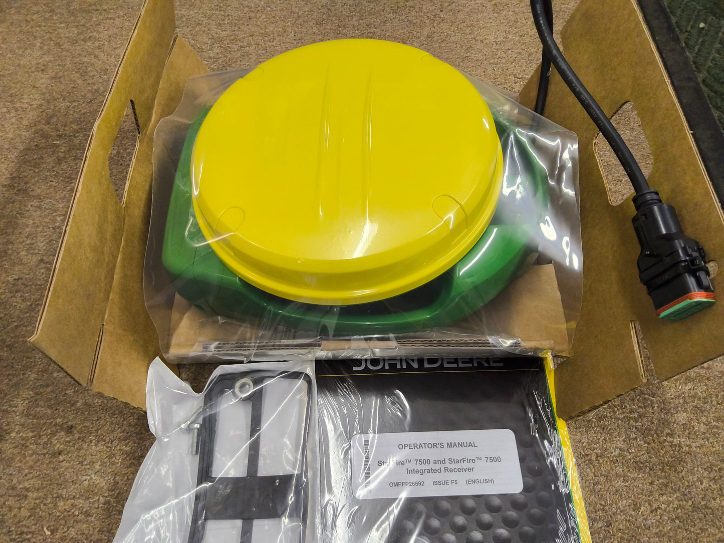 John Deere StarFire™ 7500 Universal GPS Receiver