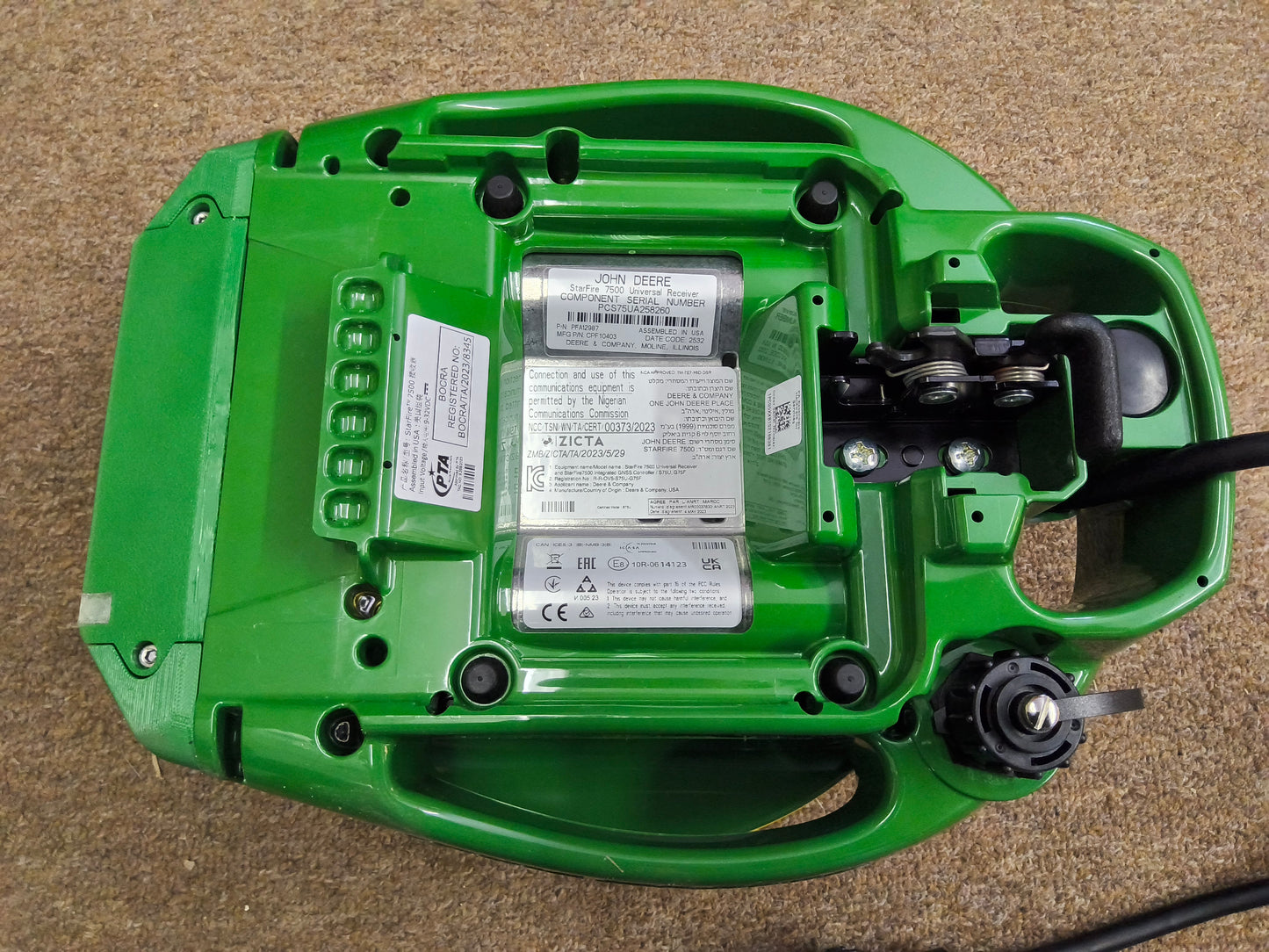 John Deere StarFire™ 7500 Universal GPS Receiver