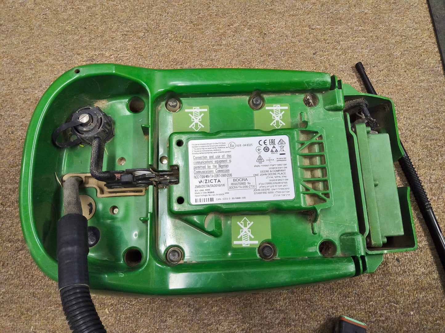 John Deere StarFire™ 6000 GPS Receiver