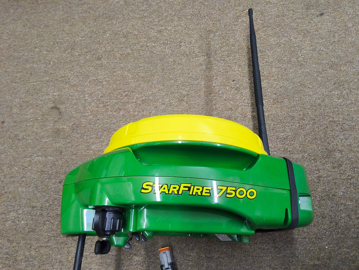 John Deere StarFire™ 7500 Universal GPS Receiver