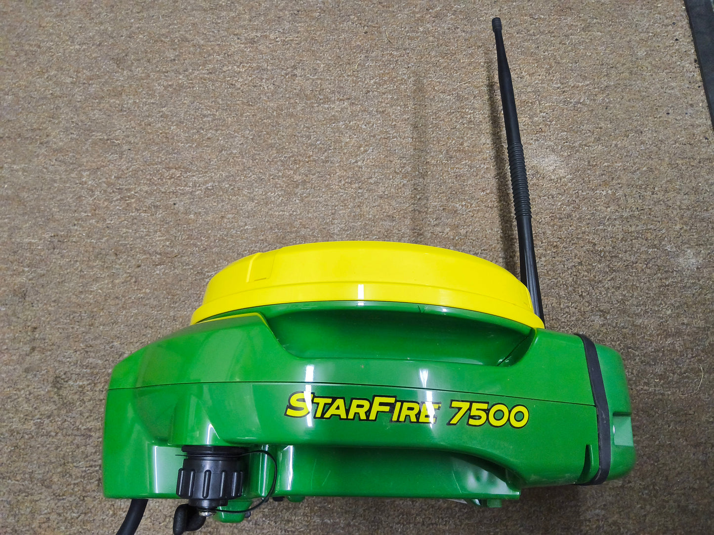 John Deere StarFire™ 7500 Universal GPS Receiver